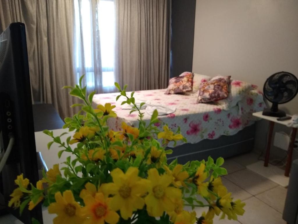 萨尔瓦多Farol da Barra 209的前景卧室 - 带一张鲜花床