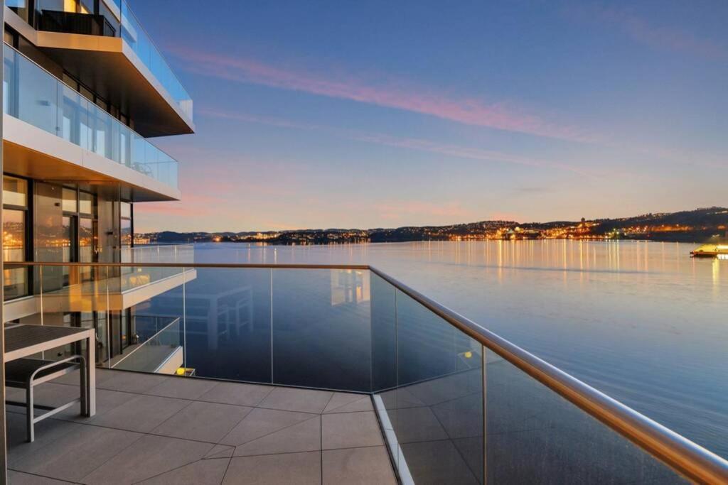 克里斯蒂安桑En av Kristiansand's mest eksklusive leiligheter!的享有水景的建筑阳台