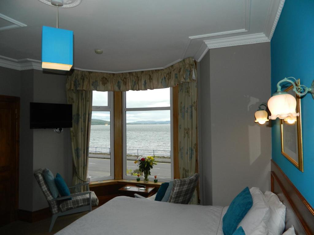 罗撒西Sunnyside House的酒店客房设有海景窗户。