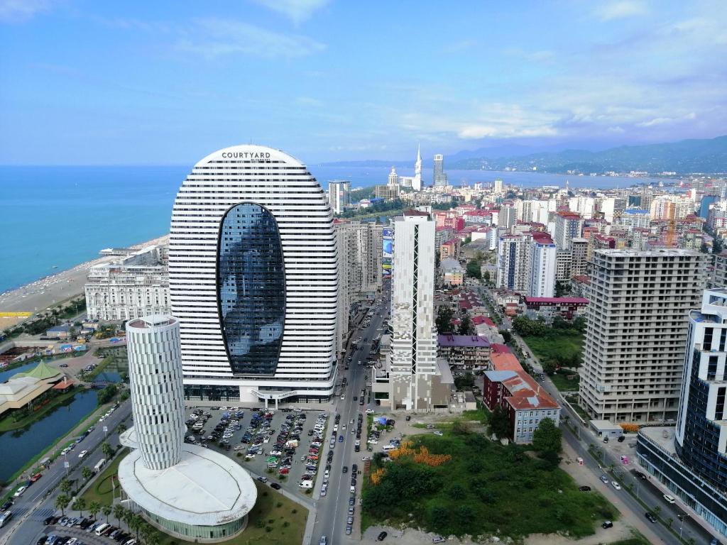 巴统Subtropik Apartments in Batumi的享有城市空中景致,设有一座大型建筑