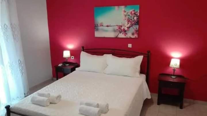 莫拉蒂卡Katerina's home的卧室配有白色的床铺和红色的墙壁