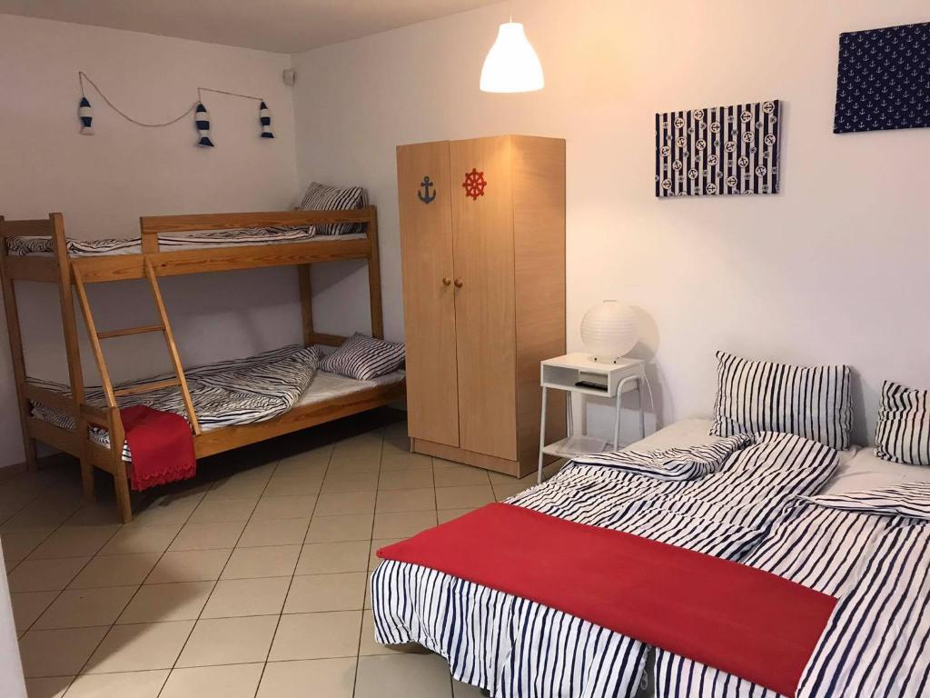鲁斯诺沃Relaks Rusinowo的客房设有两张床和一张双层床。