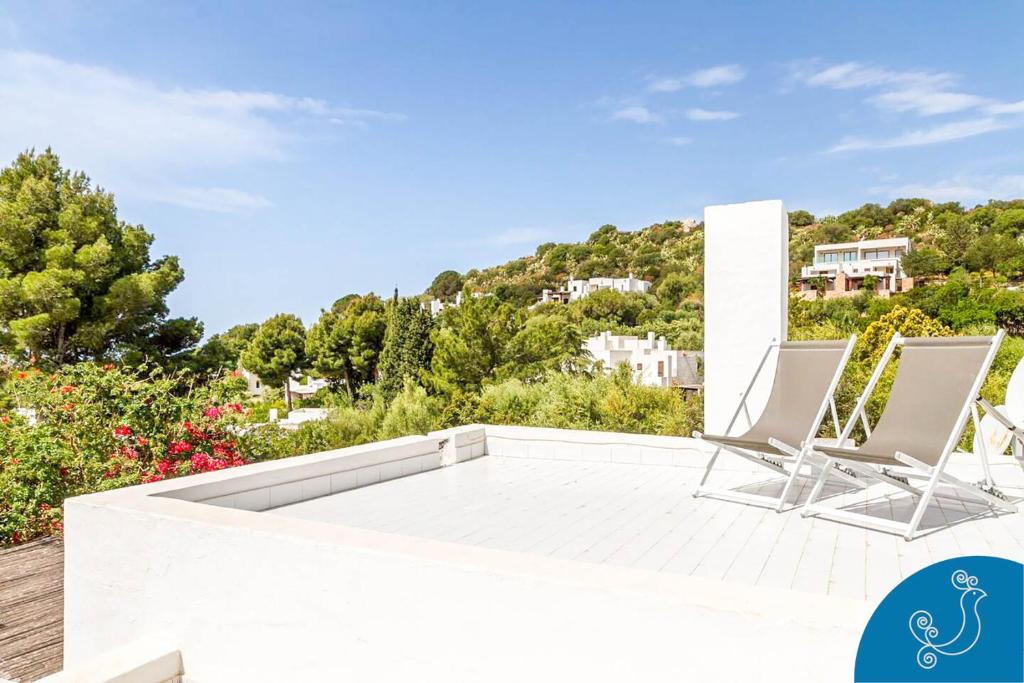 杰若米斯Villa Valeria - Charming house close to the beach的屋顶上带游泳池和两把椅子的别墅