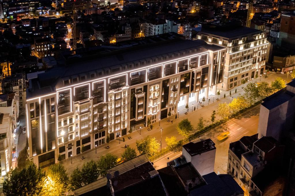 伊斯坦布尔Garlon Residence的夜间大楼的顶部景色