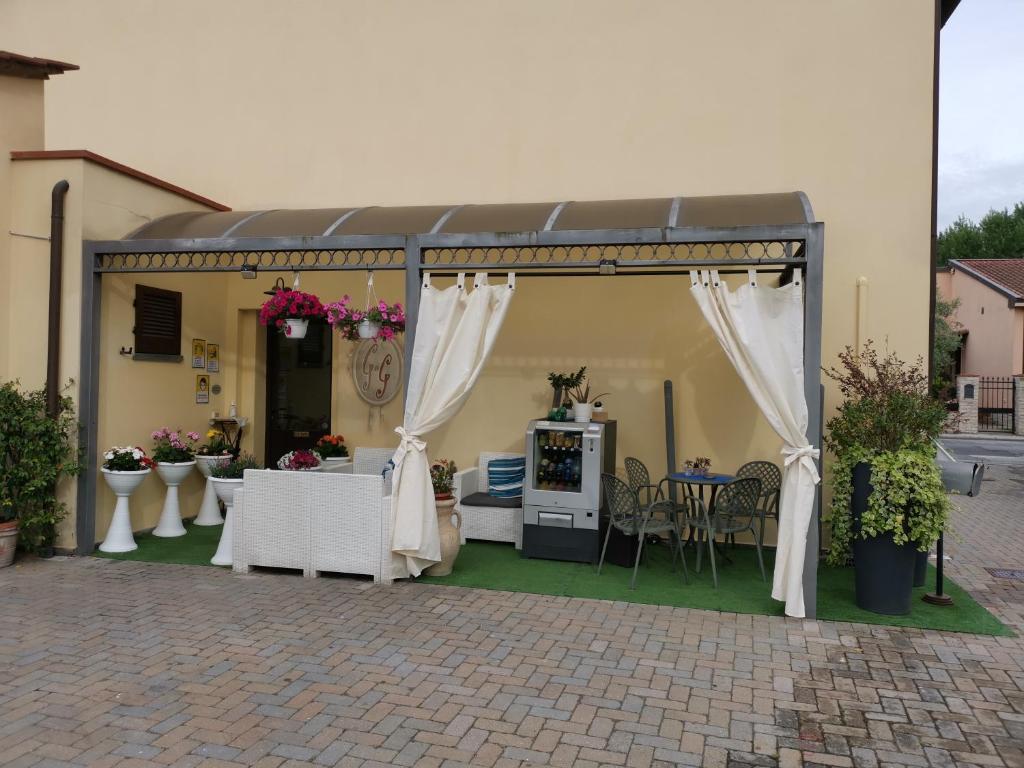 比萨La Locanda Di Giada e Giorgia的凉亭配有白色窗帘和桌椅