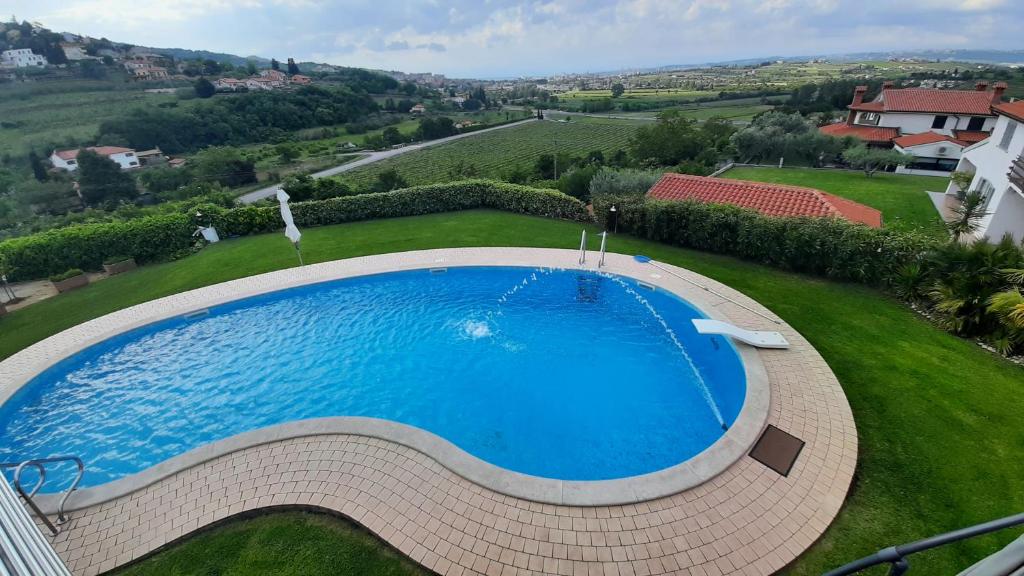 科佩尔Relax Vila Kampel的享有庭院内大型游泳池的顶部景色