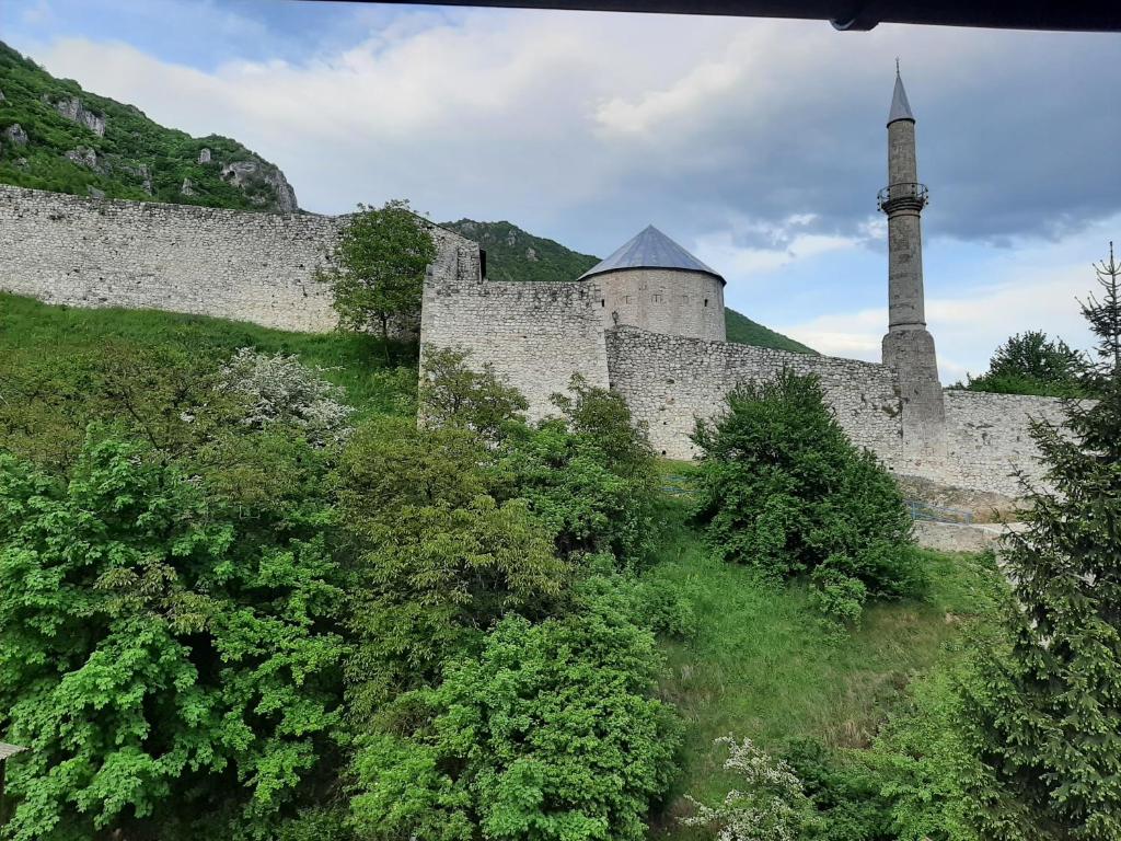 特拉夫尼克Stari Grad Migy Travnik Apartman的一座古老的城堡,山上有一座塔