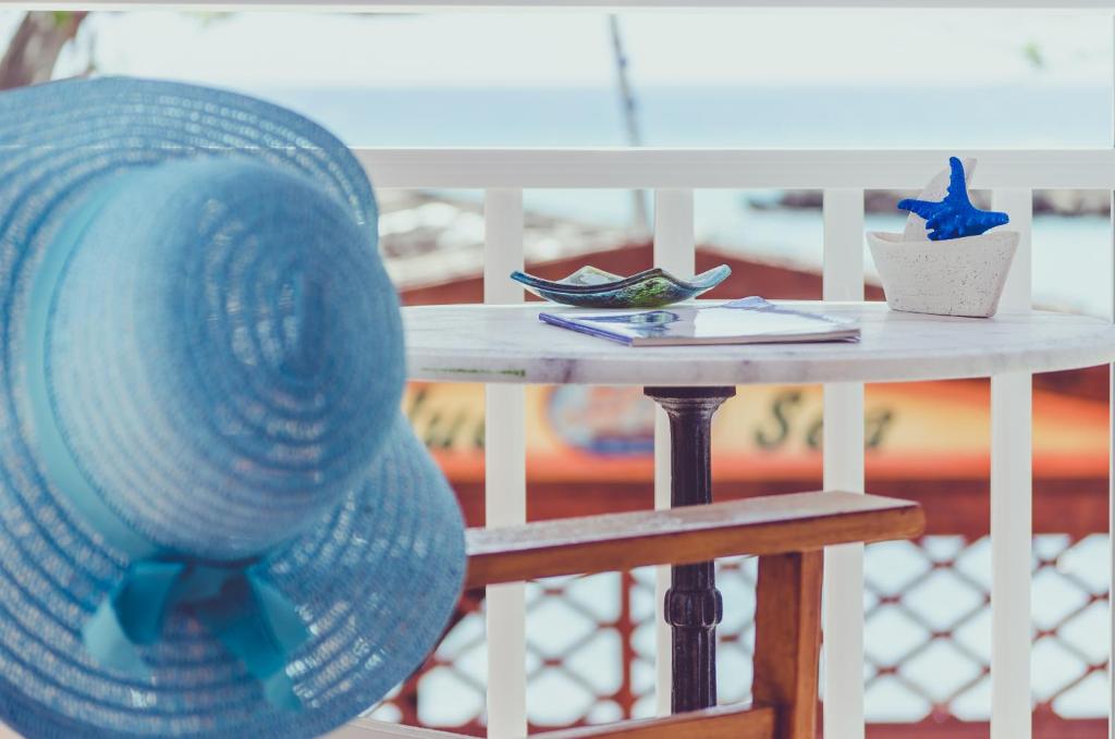 凯特利奥斯起亚尼阿克迪旅馆的一张桌子,上面有帽子,在长凳上