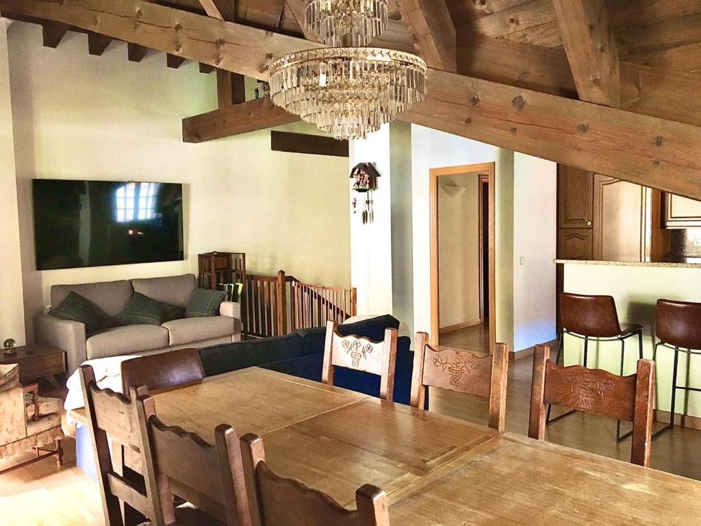 卡尼略Cases de Canillo-Casa Sant Joan de Caselles的客厅配有桌子和沙发