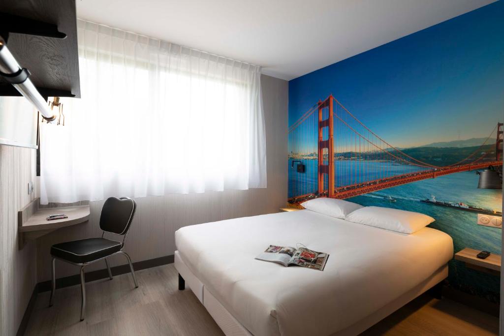 维耶尔宗Break Hôtel的一间卧室配有一张带金门桥画的床