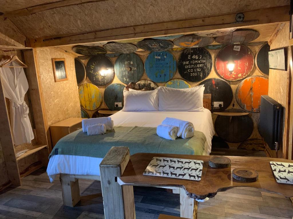 阿伯劳尔The Bothy Aberlour的一间卧室,配有一张床和一堵葡萄酒桶