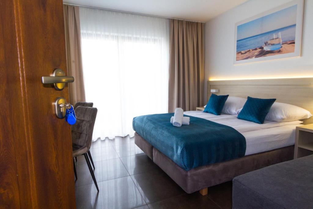 格里兹鲍Akwamaryn的酒店客房设有床和窗户。