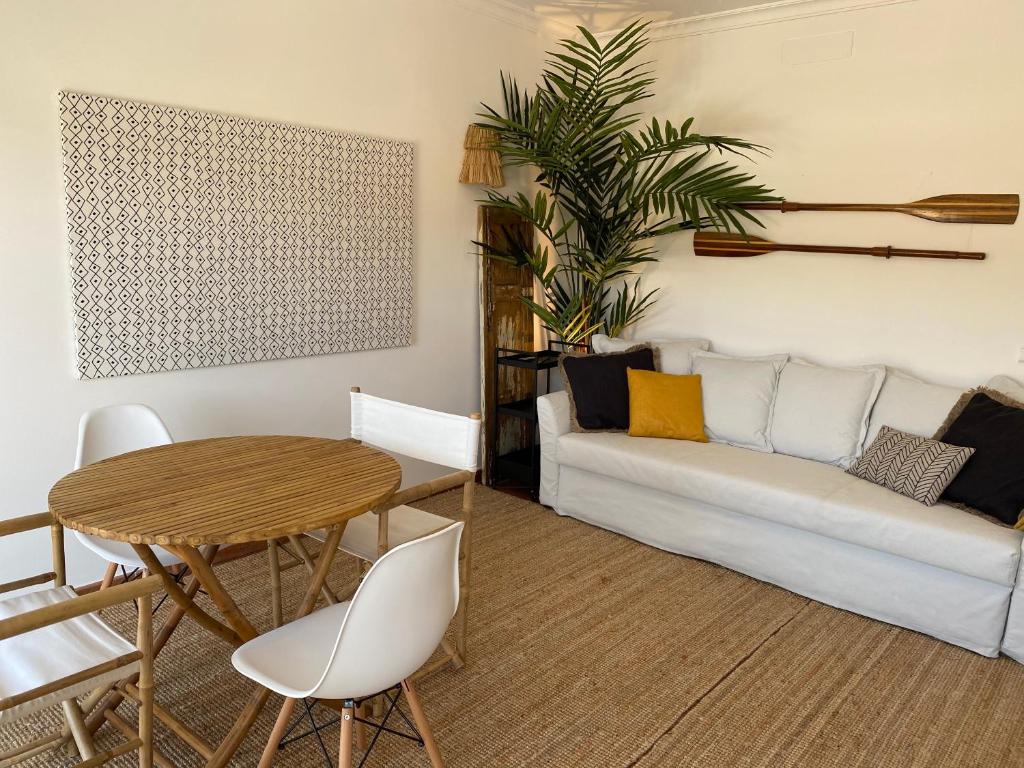 奥德赛克斯Casa da Várzea的客厅配有桌子和沙发