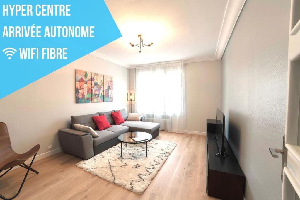 奥尔良PRESTIGELOC Appart 3 Chambres 2 SDB La Loire的客厅配有沙发和桌子