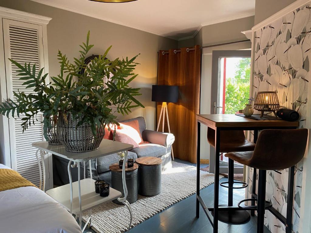 Noertrangedashausderfloristin的客厅配有沙发和植物桌子