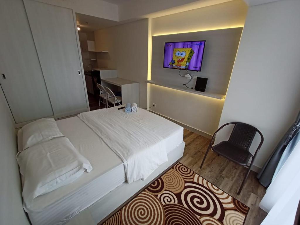 巴淡岛中心SleepRest @ Pollux Habibie的卧室设有一张白色大床和一扇窗户。