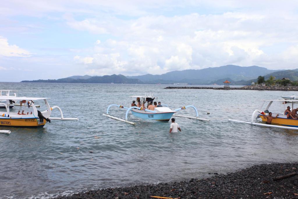 甘地达萨Ashyana Candidasa Beach Resort的一群人,在船上