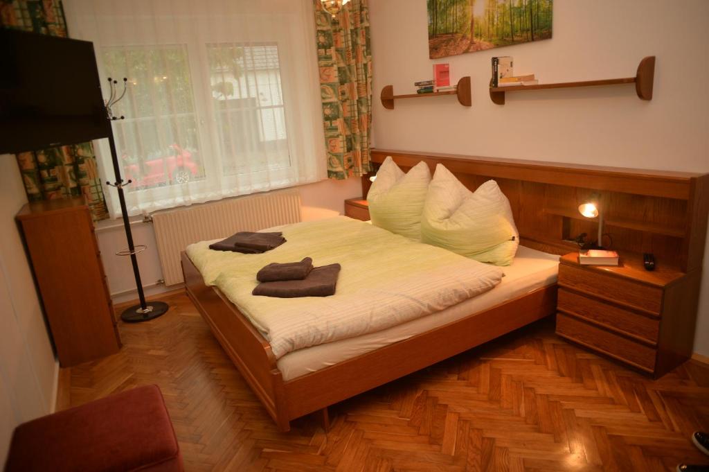 PamhagenFerienwohnung Koppi的一间卧室配有一张床,上面有两条毛巾
