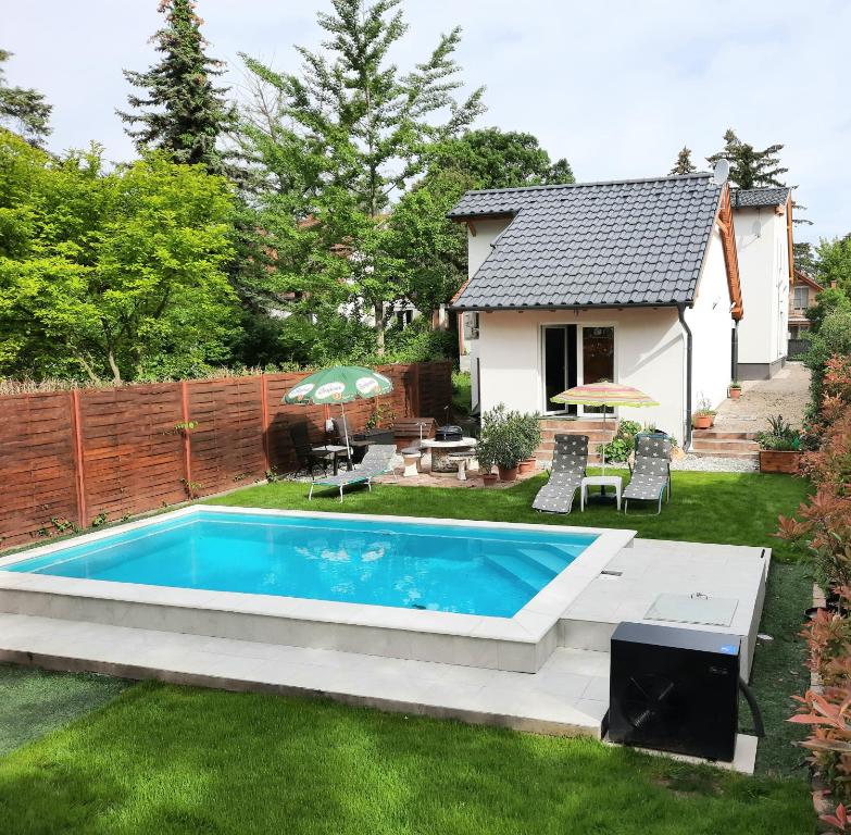 希欧福克Frangipani的一座房子的院子内的游泳池