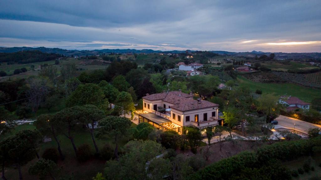 LongianoRelais Villa Margherita的享有带灯的大房子的空中景致