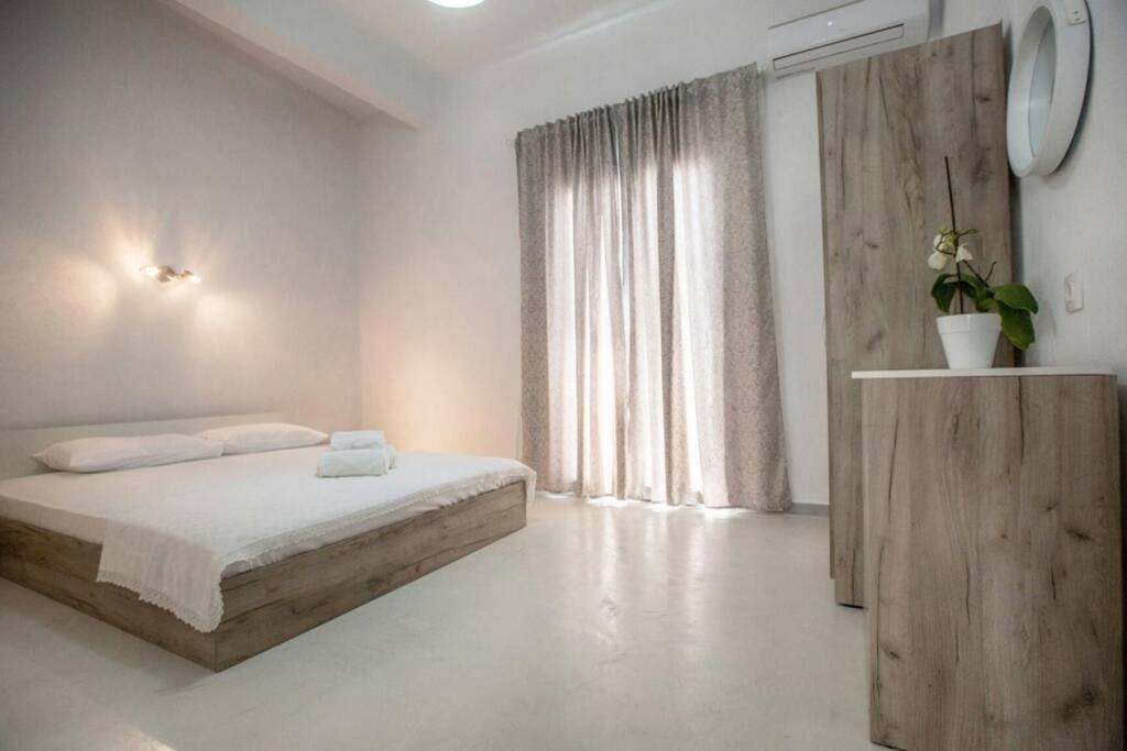 圣尼古拉奥斯Athina's home 2的白色的卧室设有床和窗户