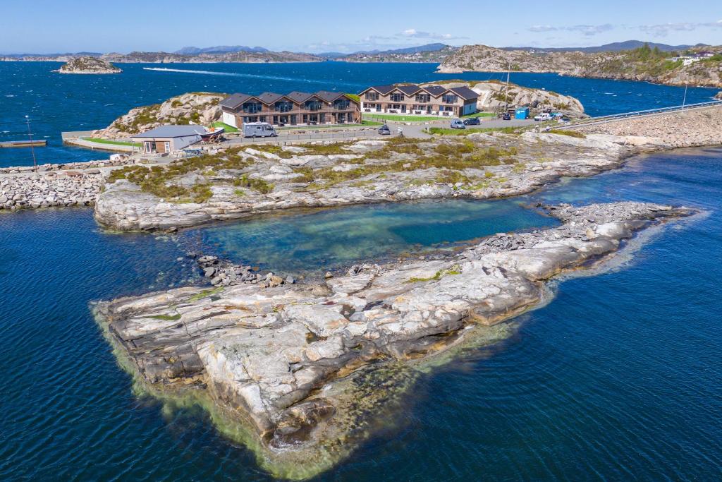 Askøy勒伍菲丽绅特公寓的水面上岛屿的空中景观