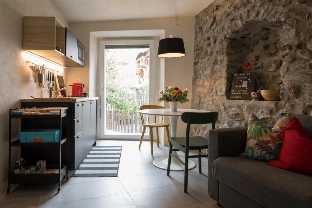 科斯塔沃尔皮诺CIVICO 2的厨房以及带桌子和沙发的客厅。