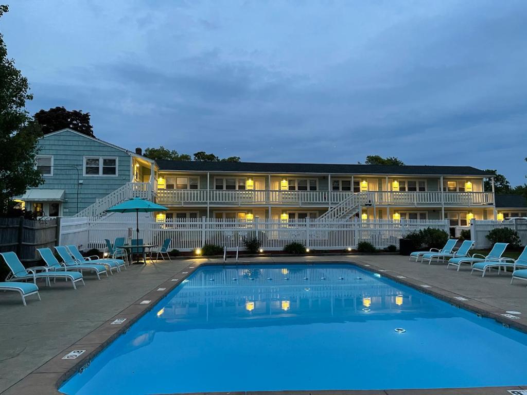 南雅茅斯艾斯凯普茵酒店的大楼前设有游泳池的酒店