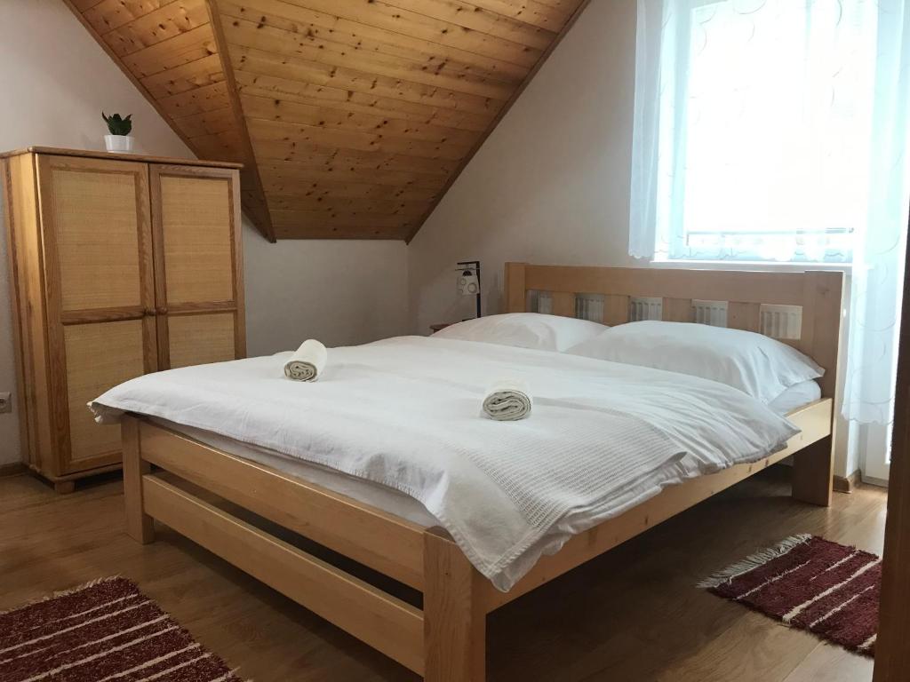 斯祖贝莱克Apartmán Michaela的一间卧室配有一张带白色床单的床和一扇窗户。