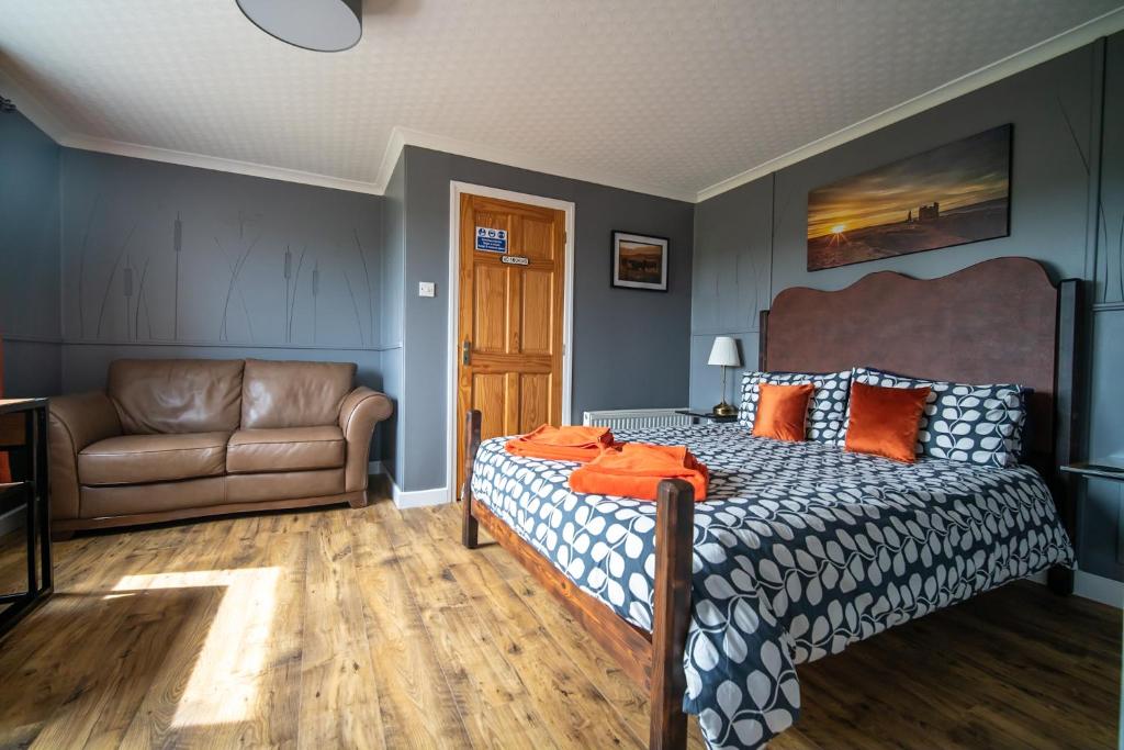 威克Burnside Cottage的一间卧室配有一张床和一张沙发
