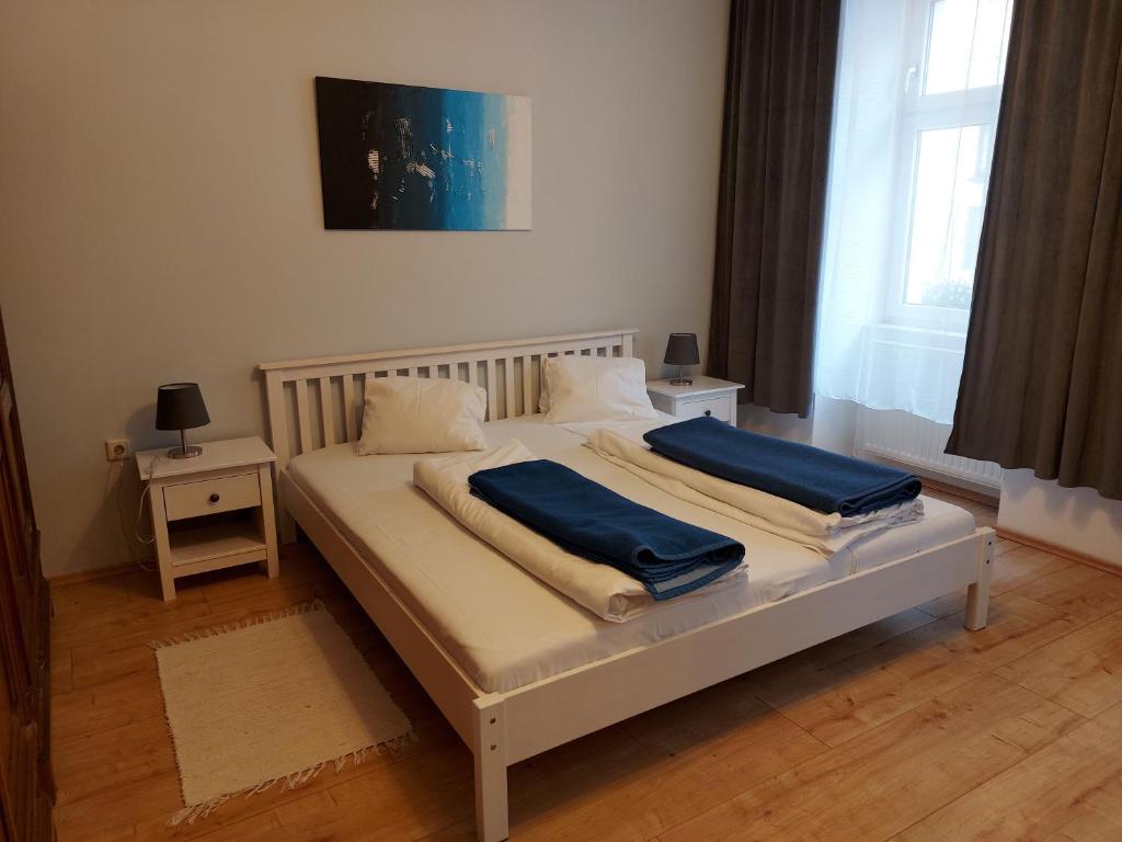 克洛斯特新堡Appartements Andrea的一间卧室配有一张带两个枕头的床