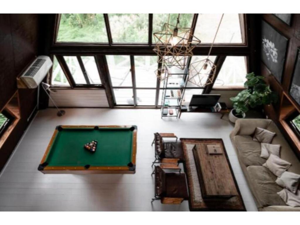 InbuLOGIN OKINAWA -wood- - Vacation STAY 33434v的客厅享有高空美景,配有台球桌