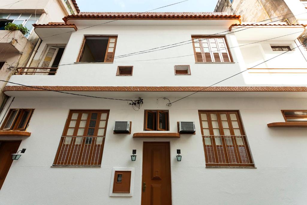 里约热内卢Casa Saga - All Suites的白色的房子,有窗户和门