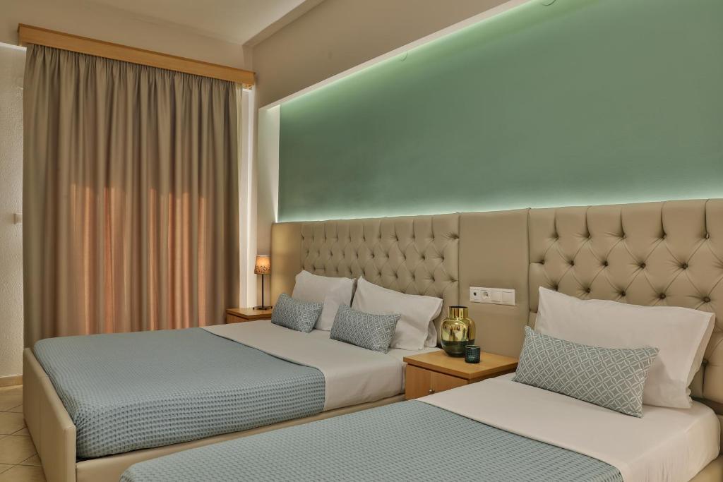 乐托卡亚Irida Apartments的酒店客房设有两张床和床头板