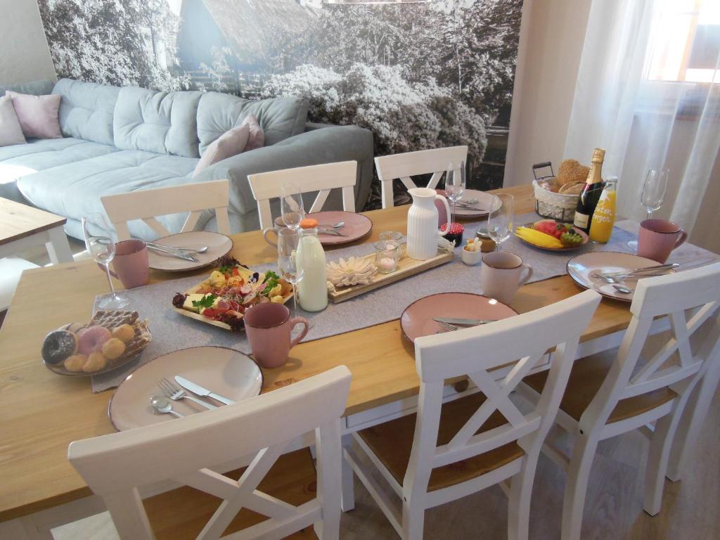 布尔格Landhaus Huchatz的餐桌上摆放着盘子和食物