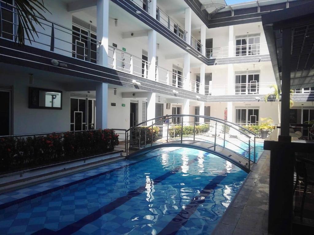 比亚维森西奥Confort Plaza Hotel的一座建筑的庭院中的游泳池