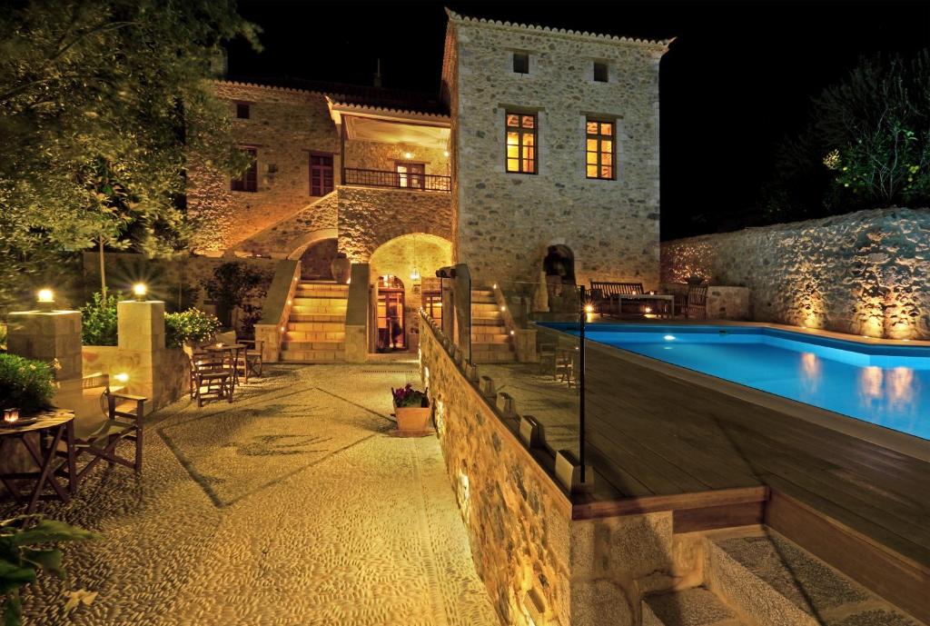 利昂尼迪翁阿尔冲提古奇欧提酒店的夜间带游泳池的别墅
