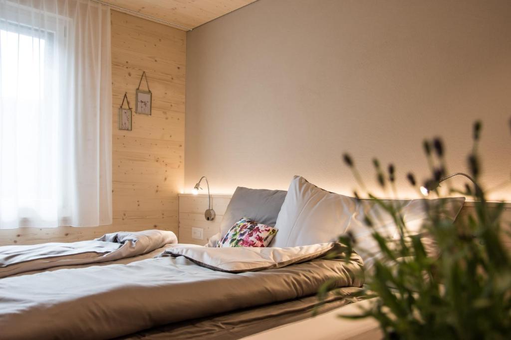 MosnangkroneLODGE - Self-Check-In Hotel的一间卧室设有一张床和一个窗口