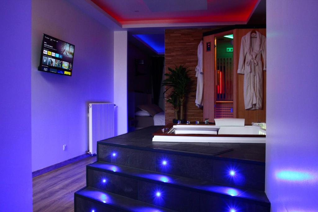 欧塞尔Spa privatif by XELA的一个带紫色灯浴缸的spa室