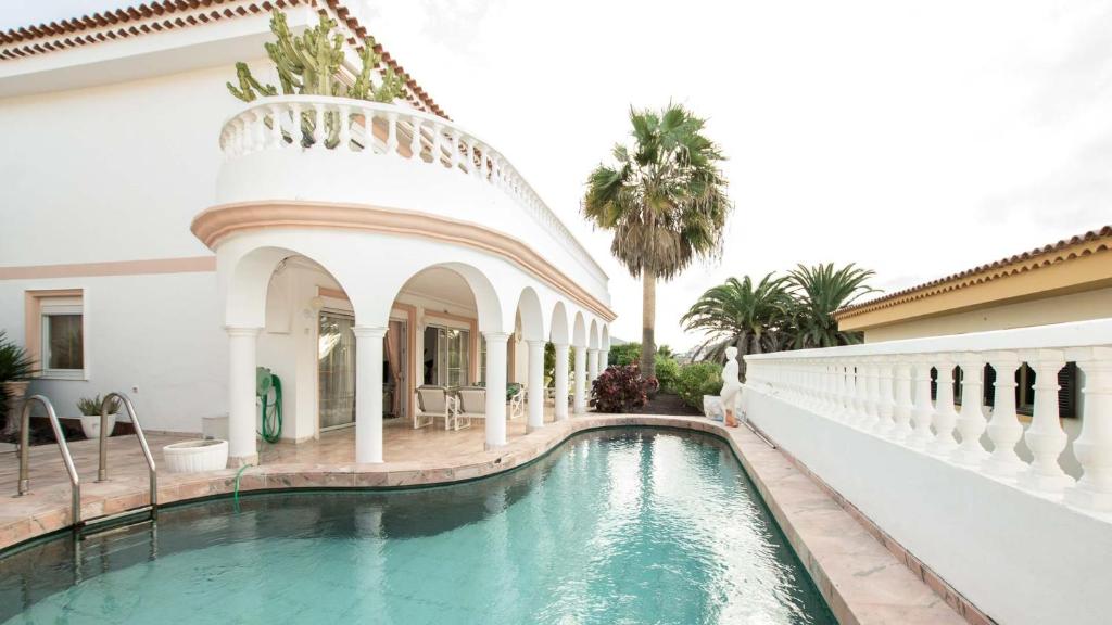 夏约法Villa Vistabella的别墅内的游泳池,带泳池景