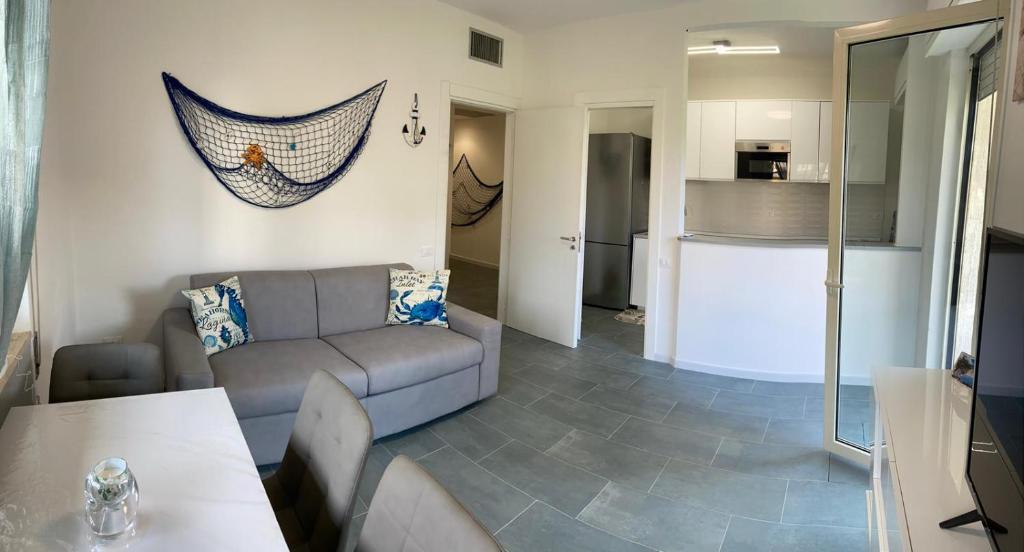 马里纳迪马萨Appartamento completamente rinnovato, con giardino, a 100 mt dal mare的客厅配有沙发和桌子