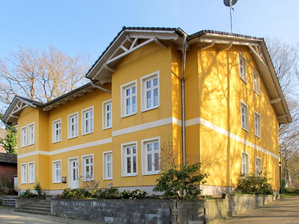 奥斯特西巴德钦诺维茨Apartment Lerche by Interhome的黄色的建筑,设有白色的窗户