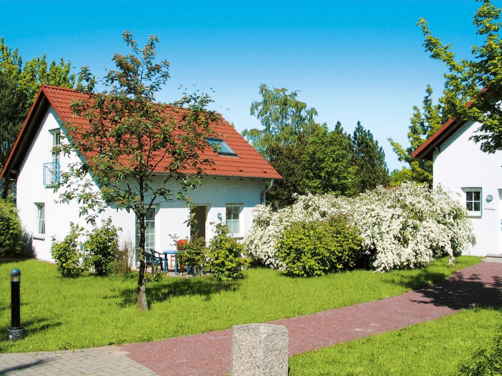 LenzHoliday Home Lenzer Höh-1 by Interhome的白色房子,有橙色屋顶