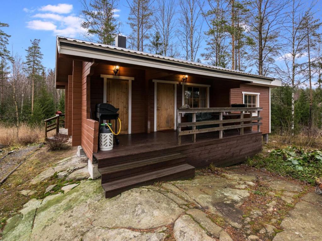 KelkalaHoliday Home Mäntymäki by Interhome的一座带门廊和庭院的小木房子