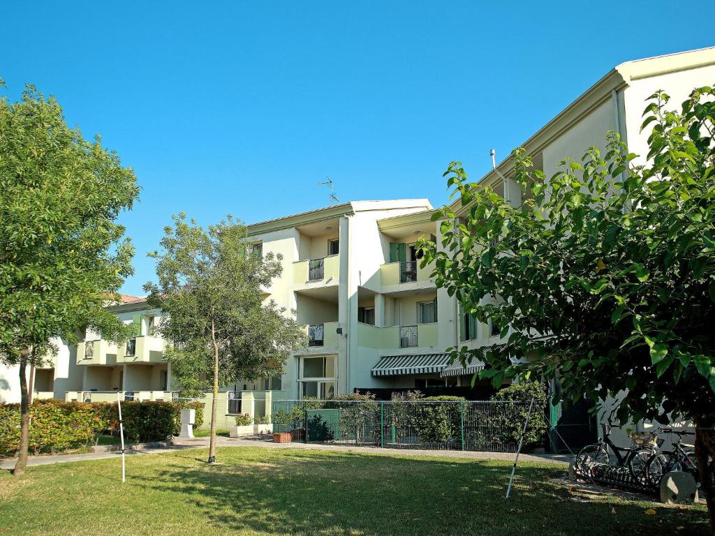 杜纳维德Apartment Robinia-Pinetine-3 by Interhome的公寓大楼前面有树木
