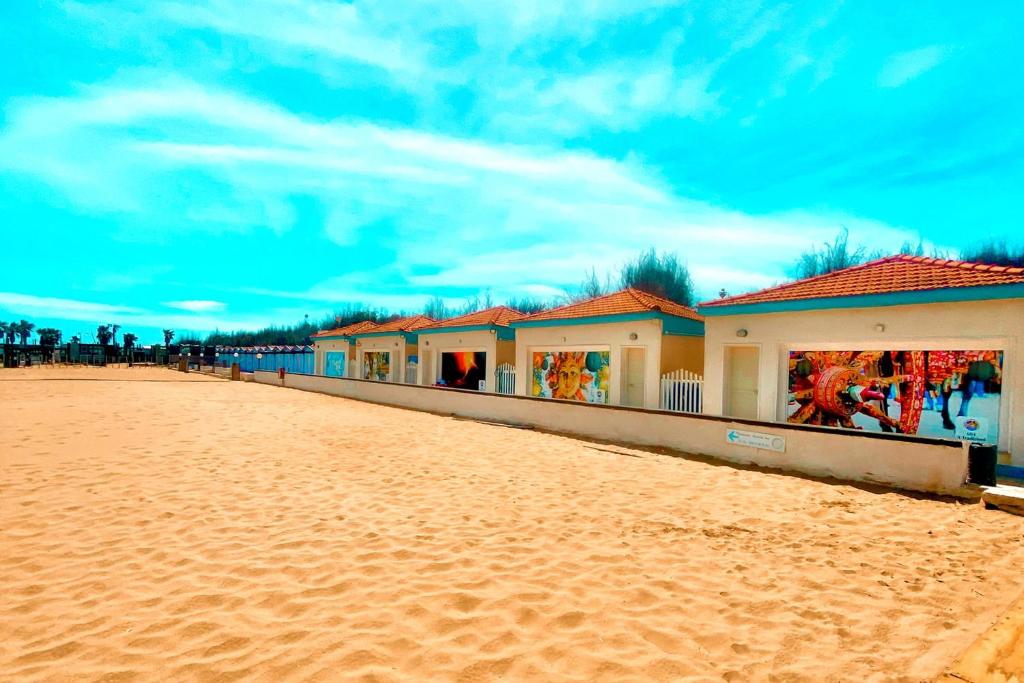 卡塔尼亚维拉吉奥阿尔伯格国际拉普拉加酒店的沙滩上的一排房子