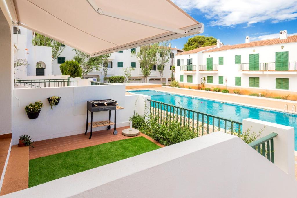 桑帕克Pregonda 13 Menorca的从房子的阳台上可欣赏到游泳池的景色