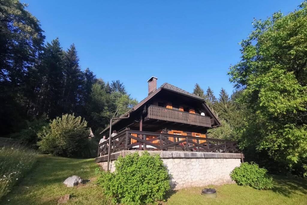 博希尼Cottage in the woods - Lake Bohinj的院子中间的大木房子