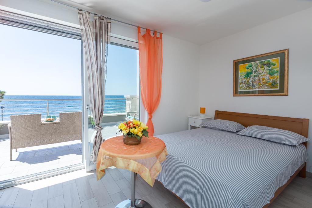 乌马格Villa Lucia Umag的一间卧室配有一张床,享有海景