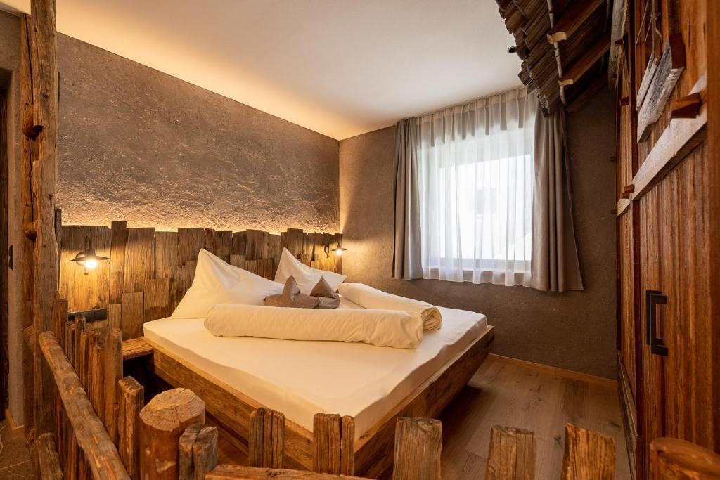 科尔皮缇亚Sonnleiten Sonnenalm的一间卧室配有一张木床